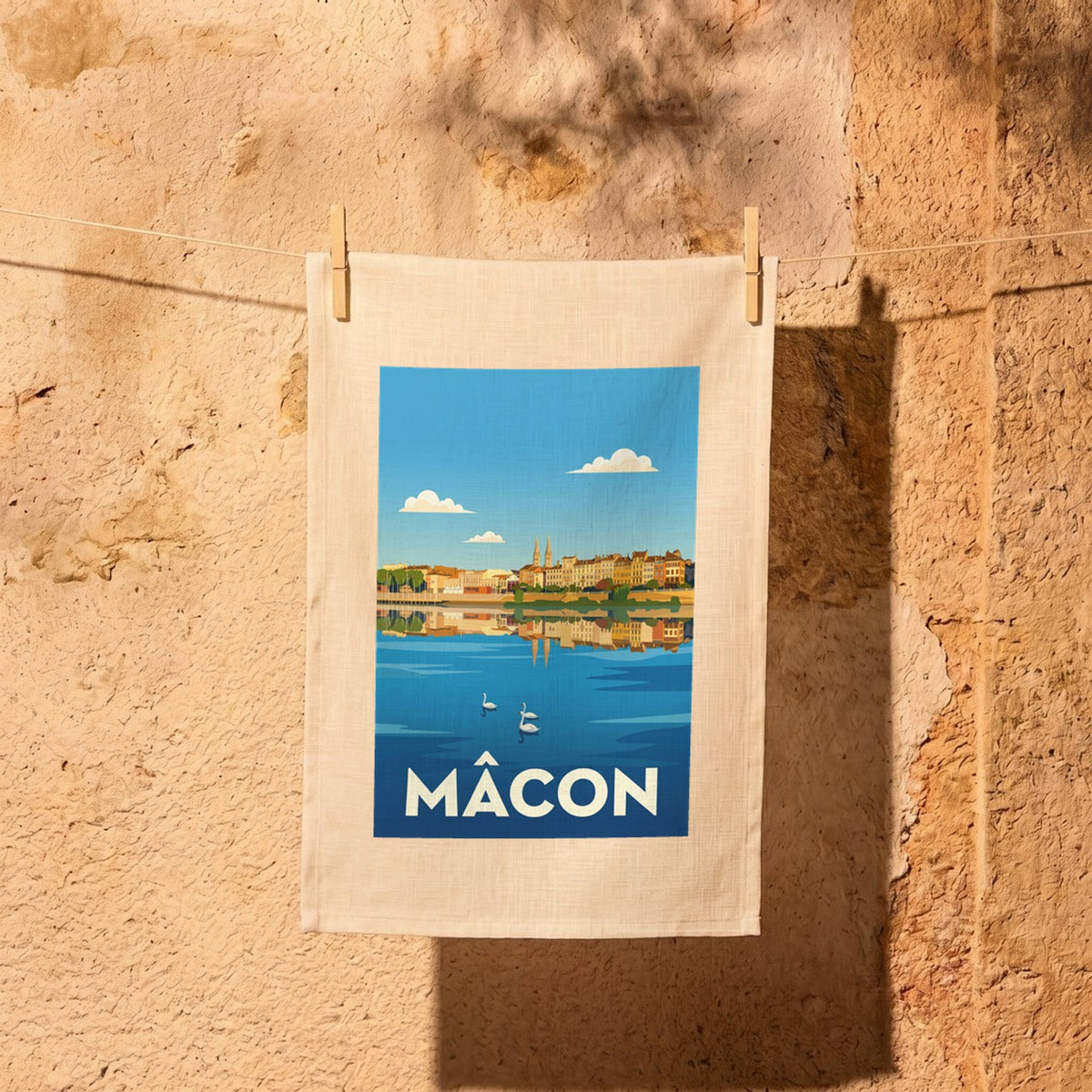 Torchon souvenir de la ville de Mâcon avec une illustration stylisée de ses quais.