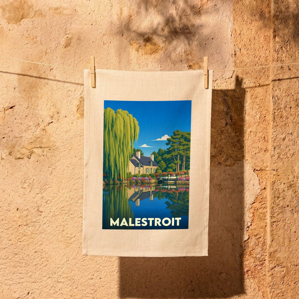 Torchon souvenir de la ville de Malestroit illustré par une scène de bord de rivière avec une maison et un saule pleureur.