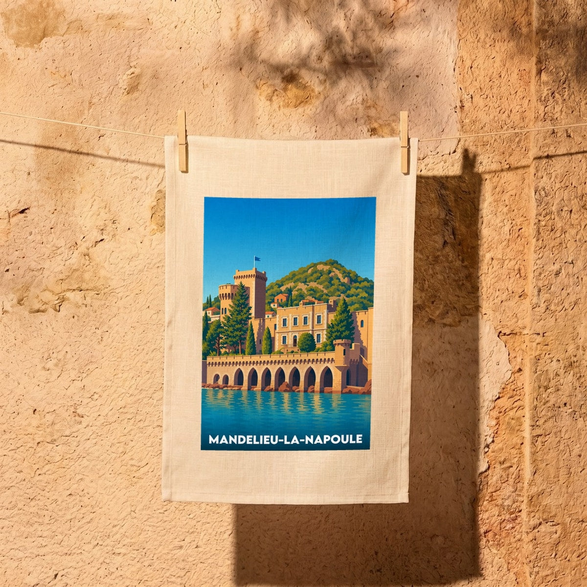 Torchon souvenir de la ville de Mandelieu-la-Napoule avec une illustration stylisée.