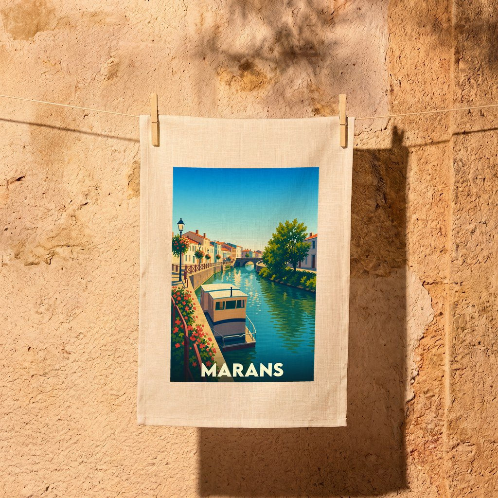 Torchon souvenir de la ville de Marans avec une illustration stylisée d'un canal et d'un bateau.