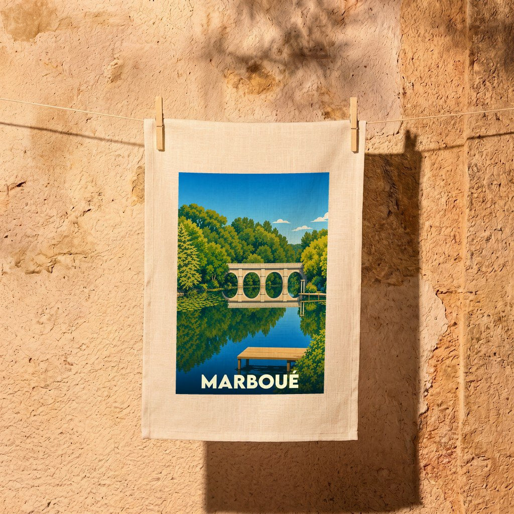 Torchon souvenir de la ville de Marboué avec une illustration stylisée d'un pont se reflétant dans l'eau.