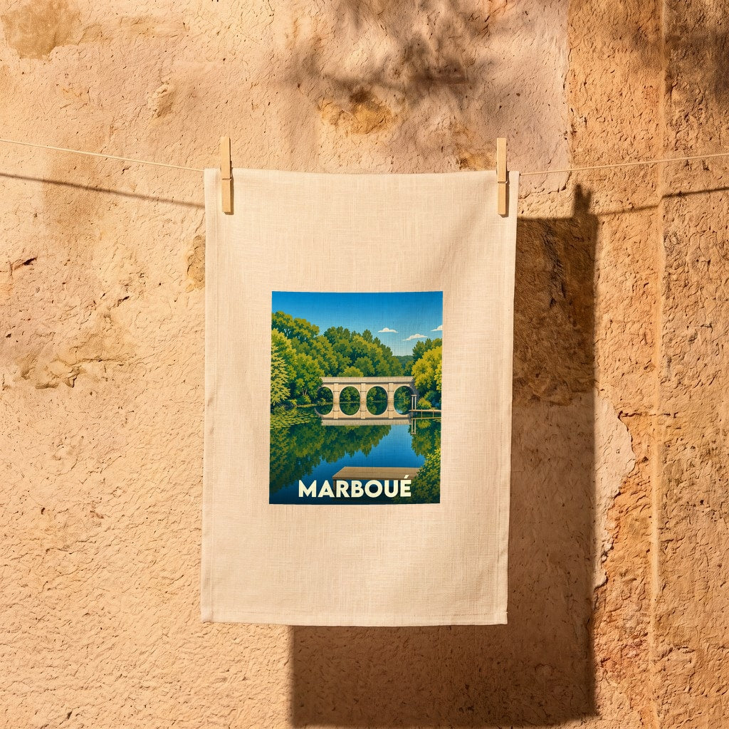Torchon souvenir de la ville de Marboué avec une illustration stylisée d'un pont se reflétant dans l'eau.