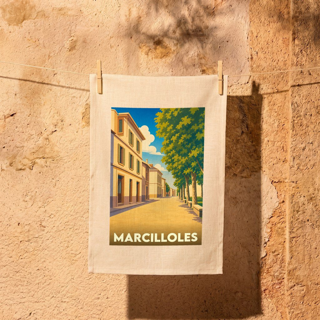 Torchon souvenir de la ville de Marcilloles avec une illustration stylisée d'une rue ensoleillée.
