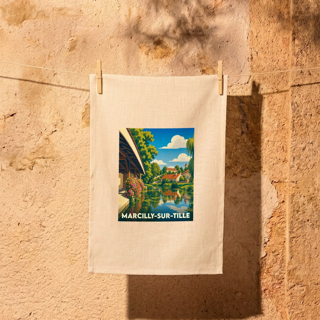 Torchon souvenir de la ville de Marcilly-sur-Tille avec une illustration stylisée d'un paysage fluvial.
