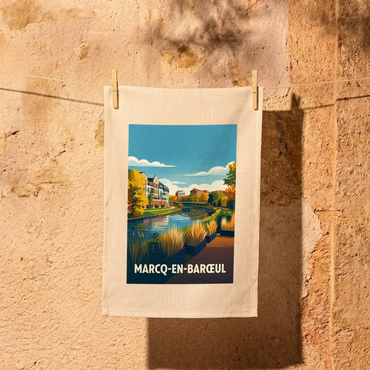 Torchon souvenir de la ville de Marcq-en-Barœul avec une illustration paysagère stylisée.