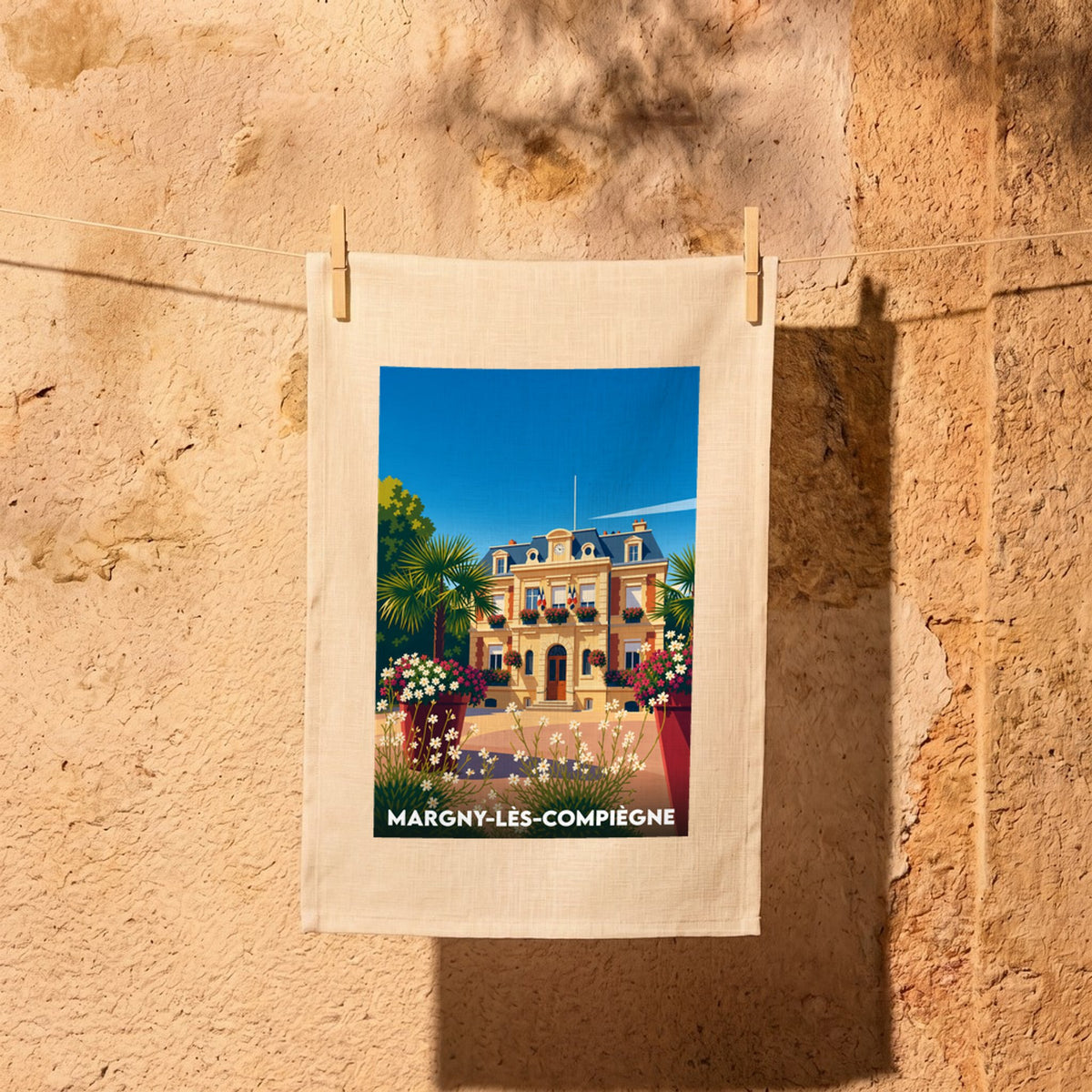 Torchon souvenir de la ville de Margny-lès-Compiègne avec une illustration stylisée de l'hôtel de ville.