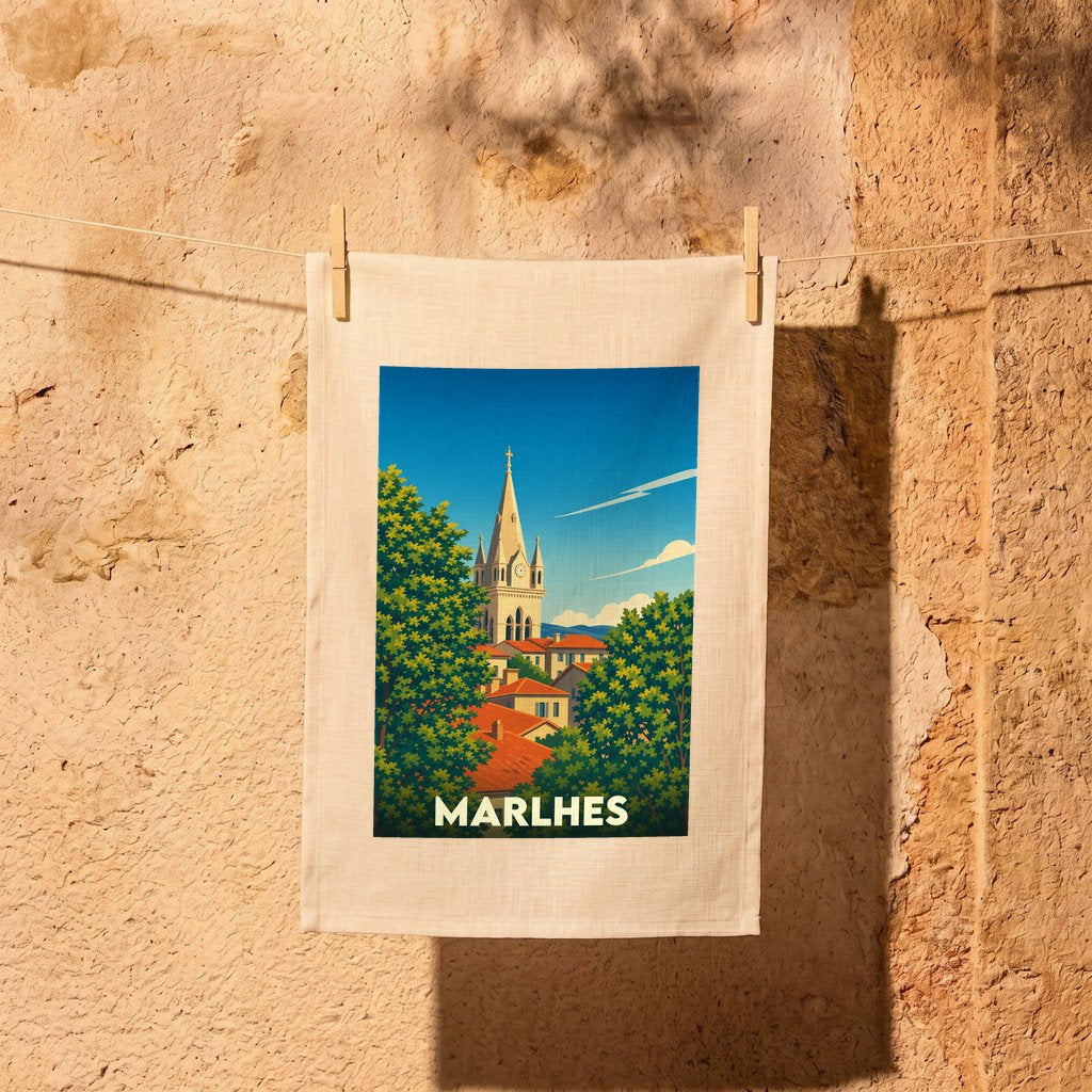 Torchon souvenir de la ville de Marlhes orné d'une illustration stylisée de son clocher et de ses toits.