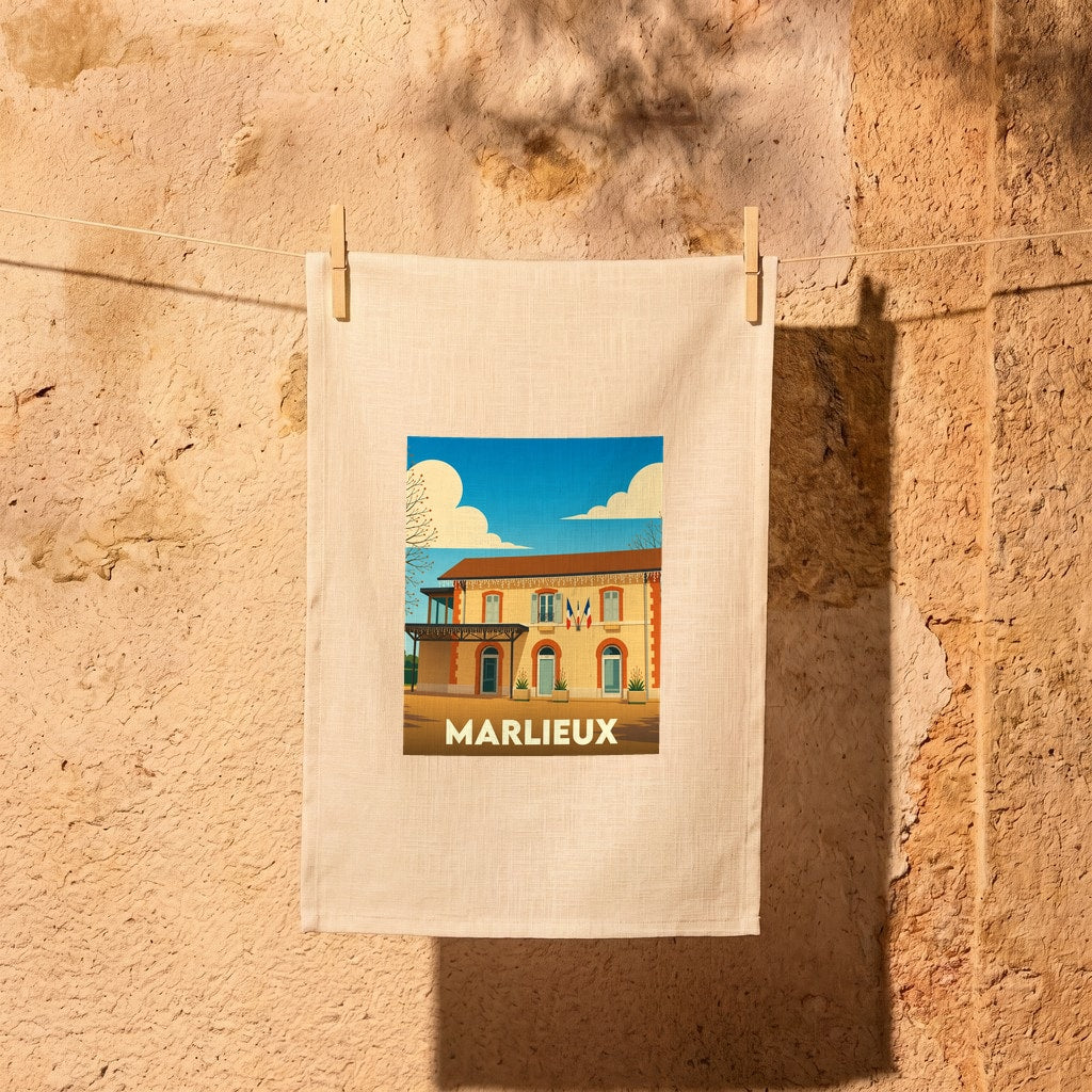Torchon souvenir de la ville de Marlieux avec une illustration stylisée de sa mairie.