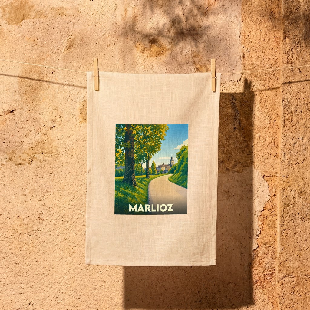 Torchon souvenir de la ville de Marlioz orné d'une illustration stylisée représentant un chemin de campagne ensoleillé.