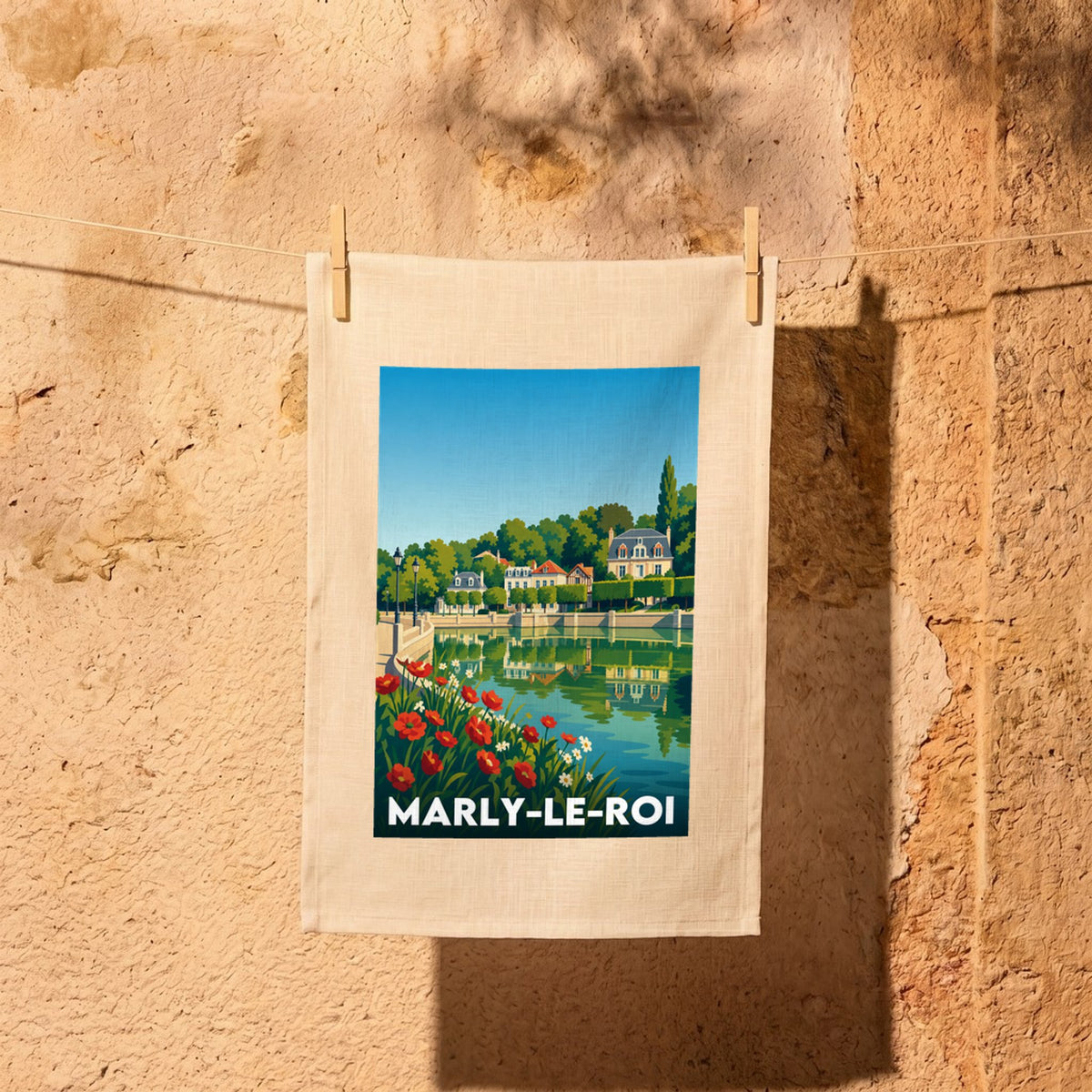 Torchon souvenir de la ville de Marly-le-Roi avec une illustration stylisée d'un paysage de parc et son bassin.