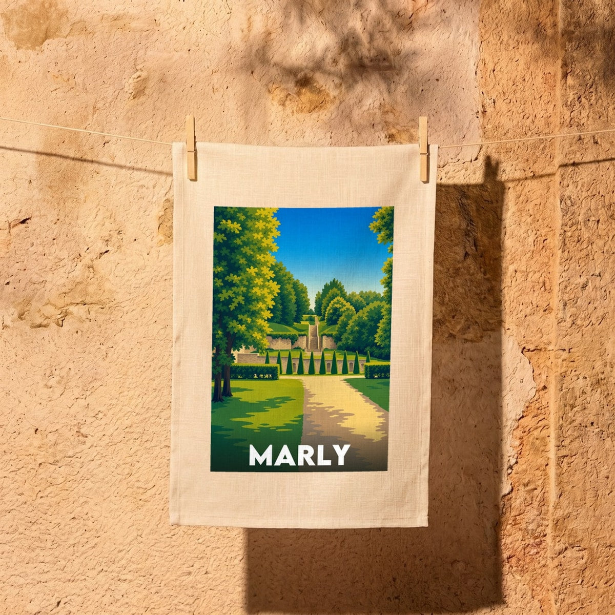 Torchon souvenir de la ville de Marly avec une illustration stylisée de ses jardins.