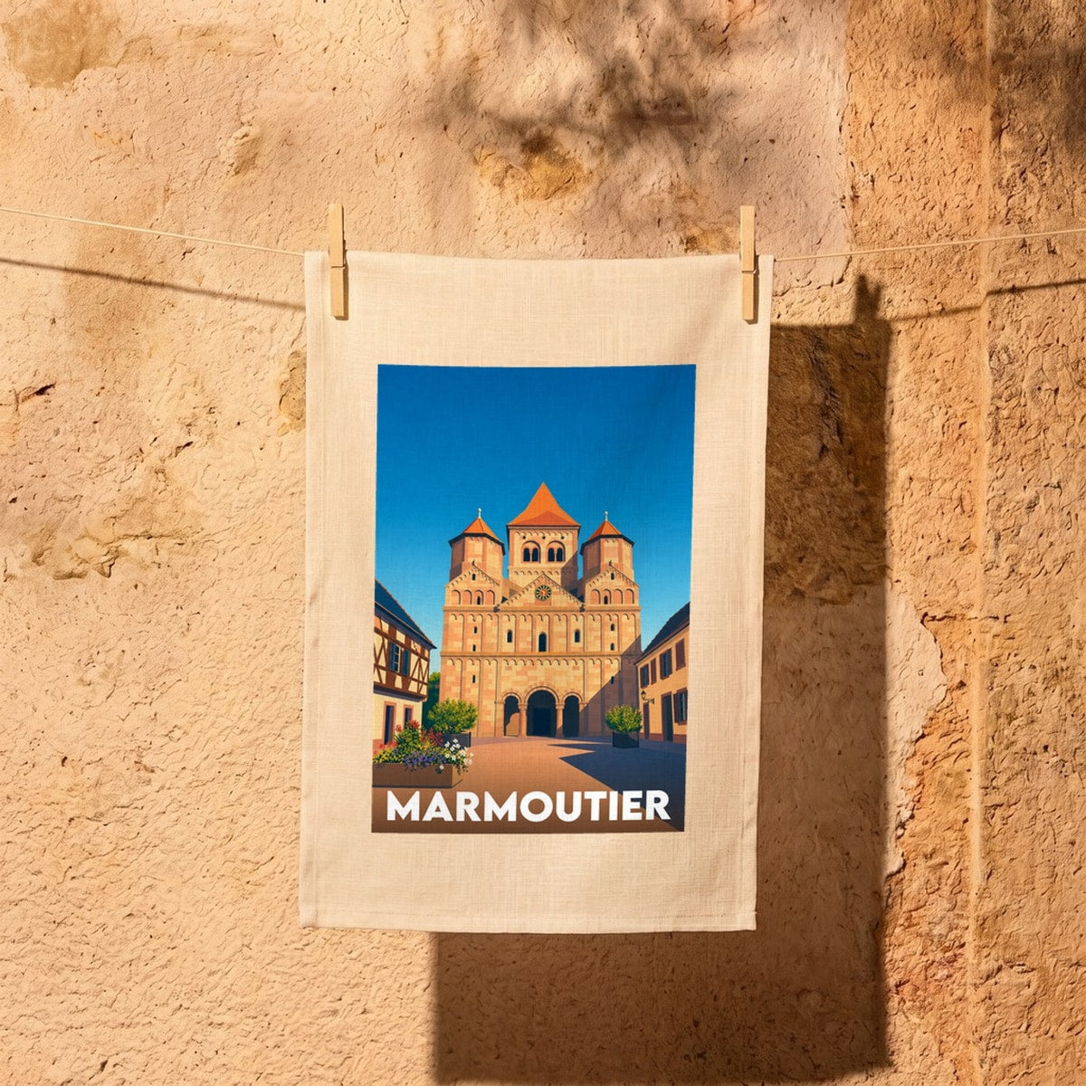 Torchon souvenir de la ville de Marmoutier avec une illustration stylisée de son abbaye.