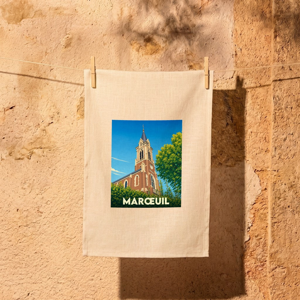 Torchon souvenir de la ville de Marœuil avec une illustration stylisée de son église.