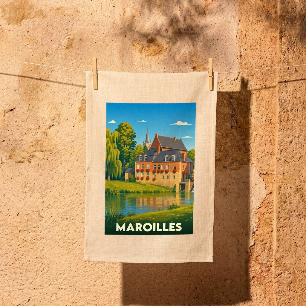 Torchon souvenir de la ville de Maroilles orné d'une illustration stylisée de son moulin au bord de l'eau.
