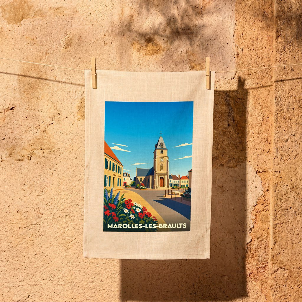 Torchon souvenir de la ville de Marolles-les-Braults avec une illustration stylisée de son église et de ses maisons fleuries.
