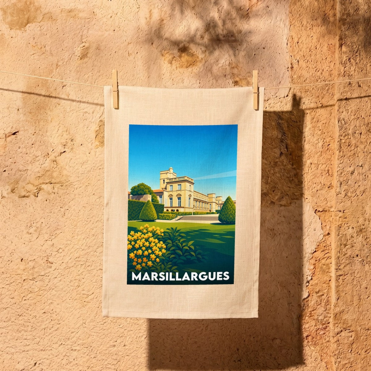 Torchon souvenir de la ville de Marsillargues illustré d'une vue stylisée de son château.