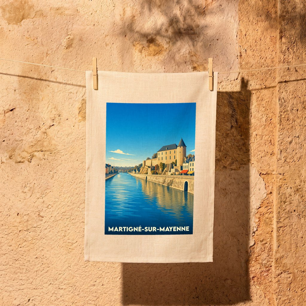 Torchon souvenir de la ville de Martigné-sur-Mayenne illustré d'un paysage urbain au bord de l'eau.
