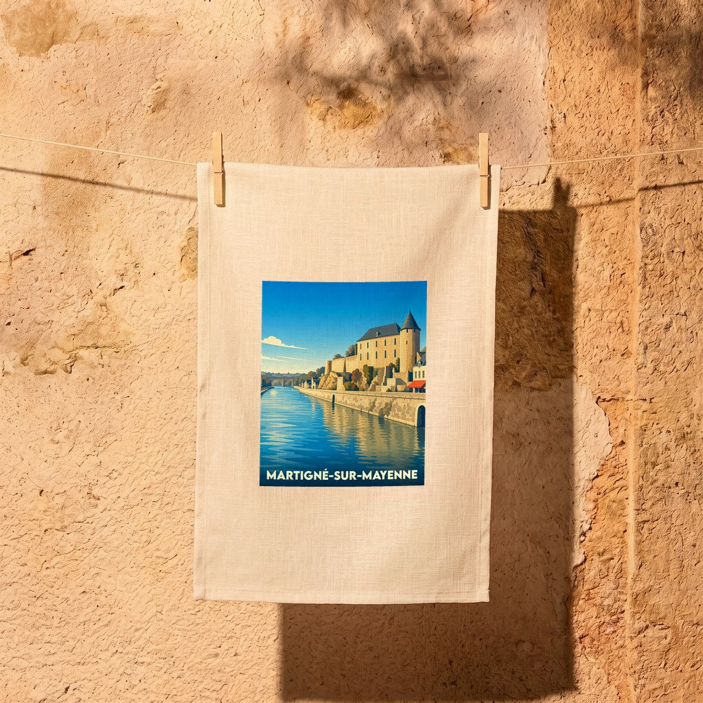 Torchon souvenir de la ville de Martigné-sur-Mayenne illustré d'un paysage urbain au bord de l'eau.