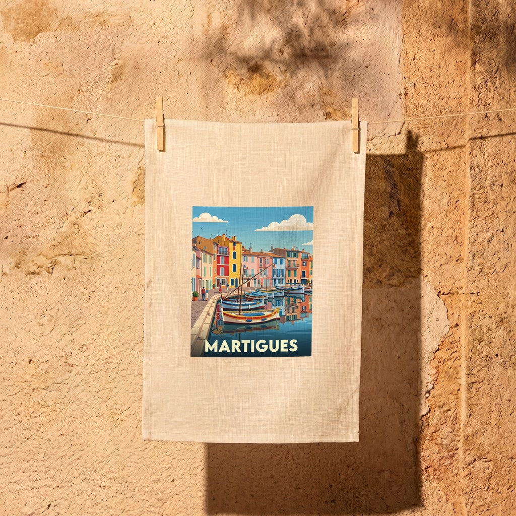 Torchon souvenir de la ville de Martigues avec une illustration stylisée de son port coloré.