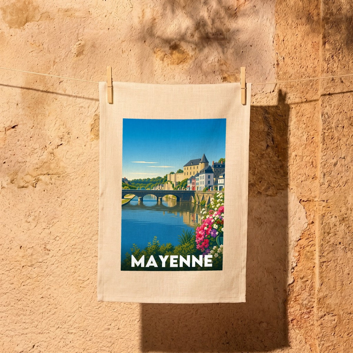 Torchon souvenir de la ville de Mayenne avec une illustration stylisée de son pont et de son château.