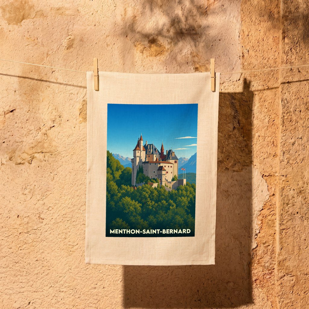 Torchon souvenir de Menthon-Saint-Bernard avec une illustration stylisée de son château perché au-dessus des arbres.