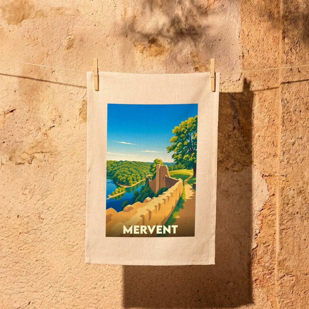 Torchon souvenir de la ville de Mervent avec une illustration stylisée de ses remparts et de sa forêt.
