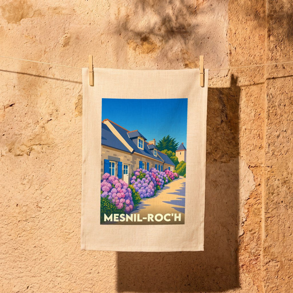 Torchon souvenir de la ville de Mesnil-Roc'h avec une illustration stylisée de maisons bretonnes et d'hortensias.
