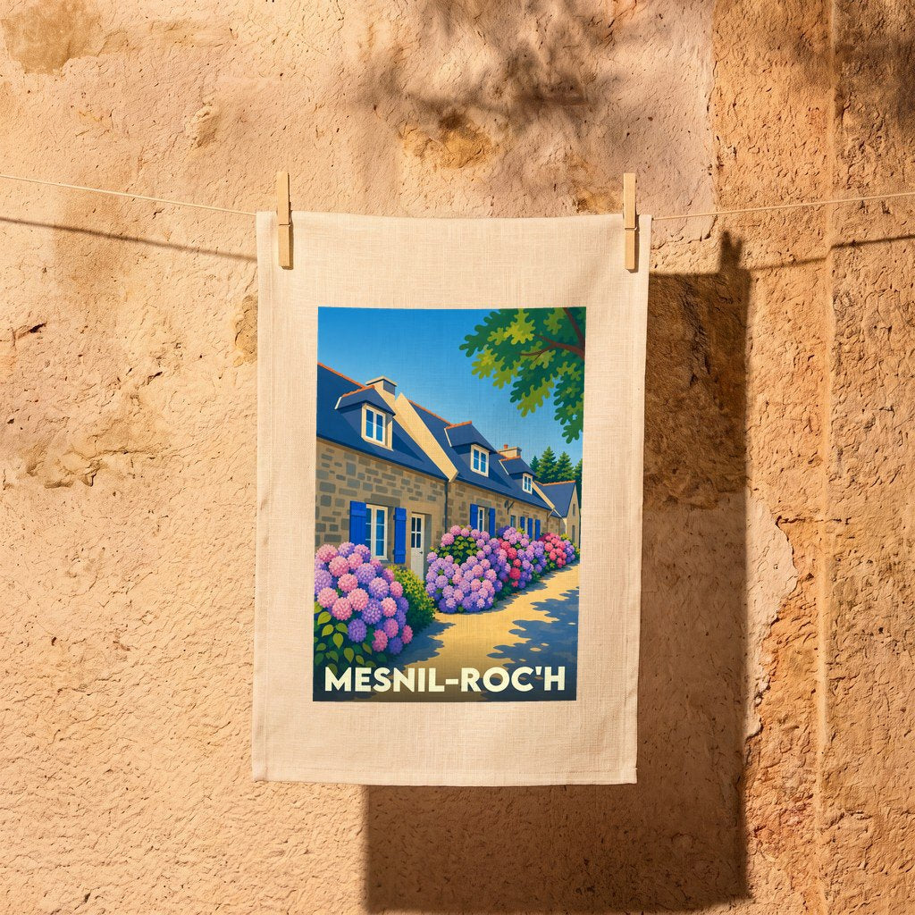 Torchon souvenir de la ville de Mesnil-Roc'h avec une illustration stylisée de maisons bretonnes et d'hortensias.