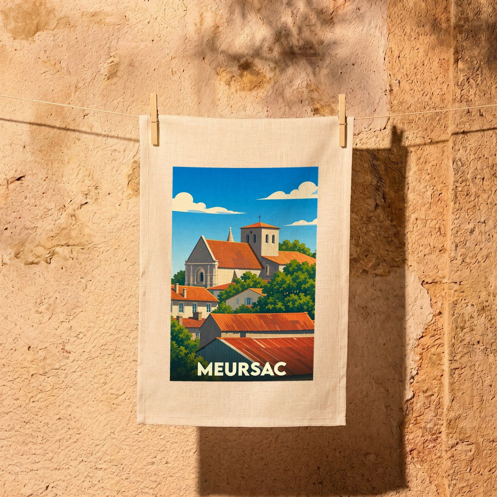 Torchon souvenir de la ville de Meursac avec une illustration stylisée de son église et de ses toits.