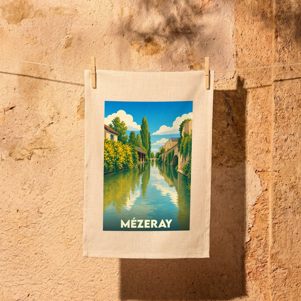 Torchon souvenir de la ville de Mézeray avec une illustration stylisée d'un canal bordé de verdure.