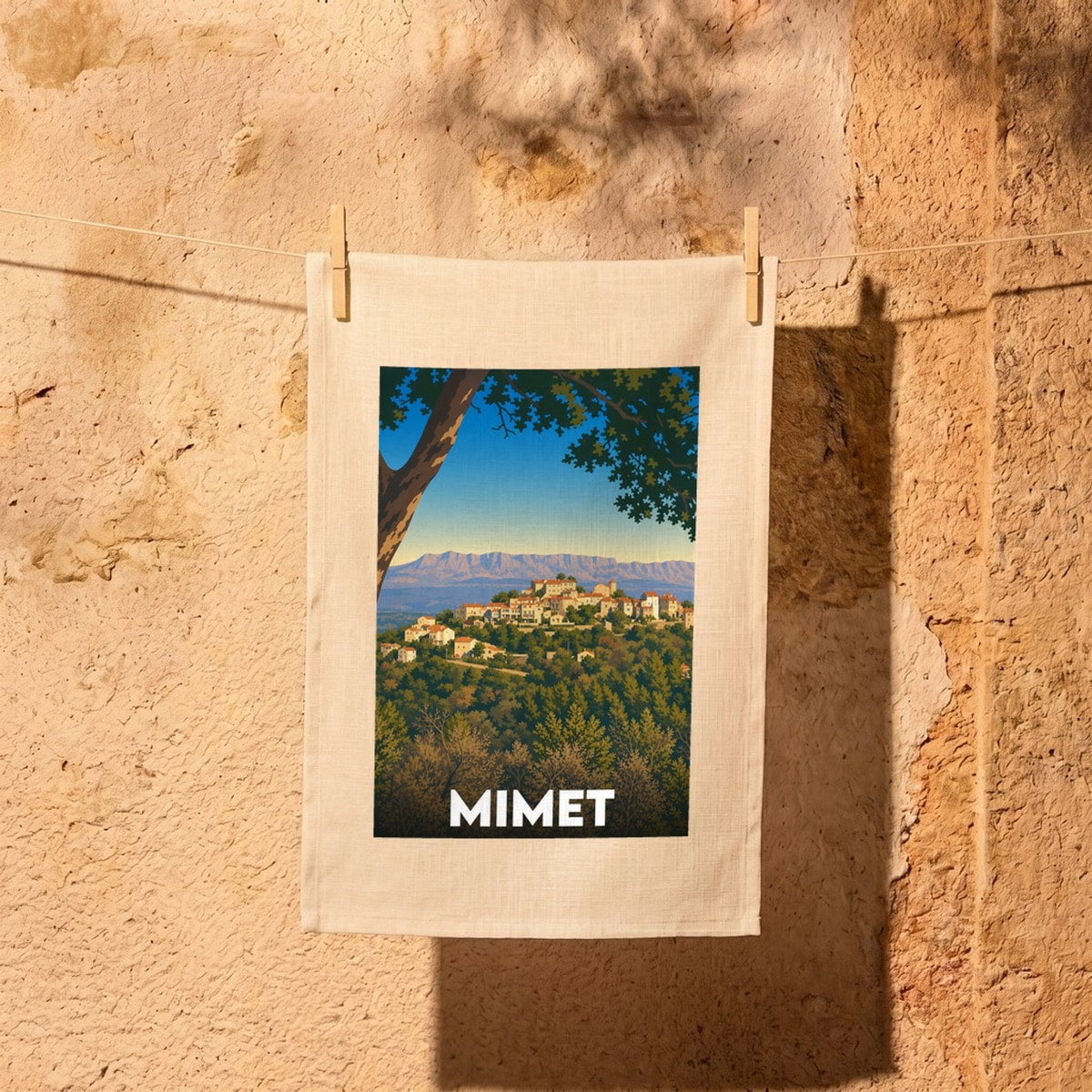 Torchon souvenir de la ville de Mimet avec une illustration stylisée.