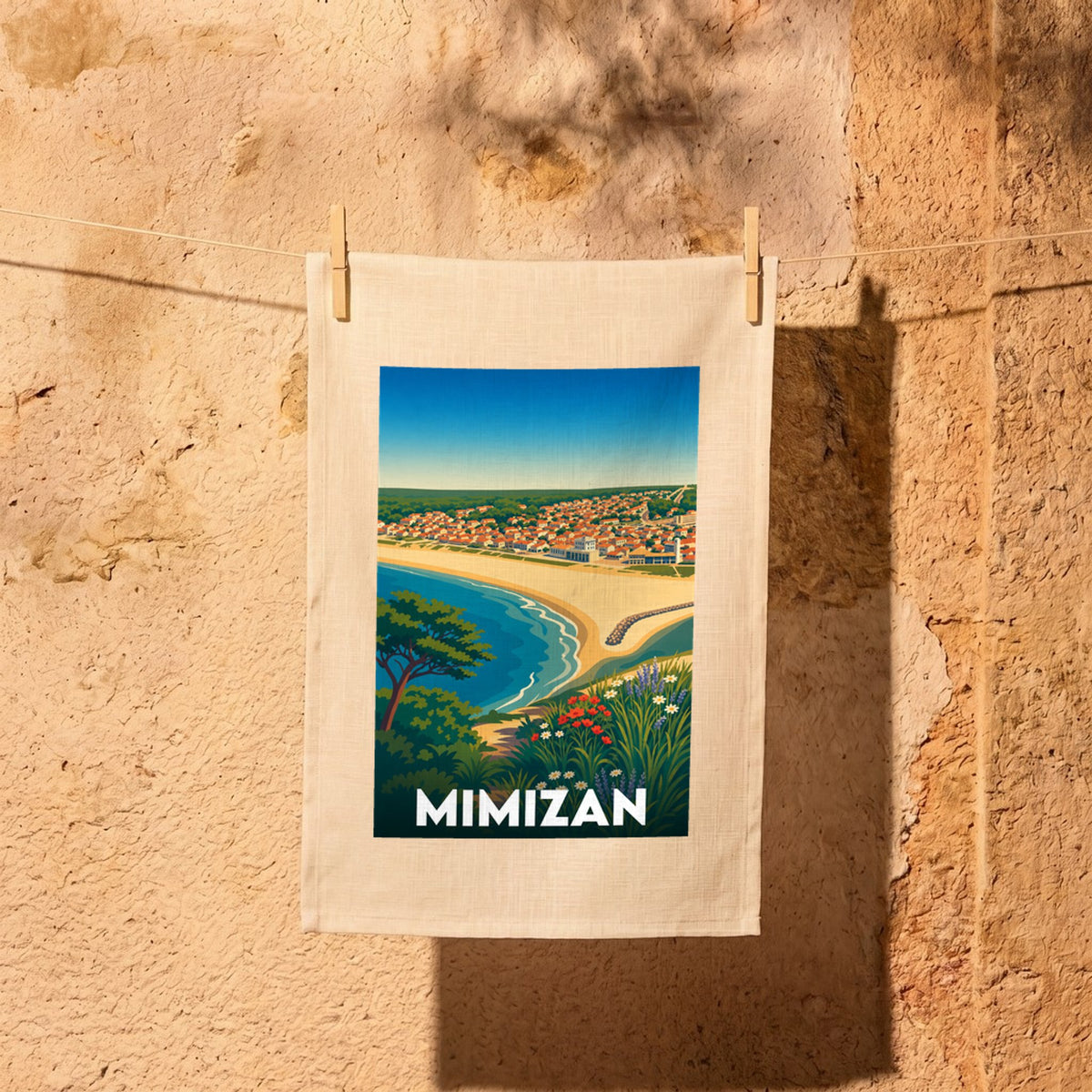 Torchon souvenir de la ville de Mimizan avec une illustration stylisée de sa côte et de son front de mer.
