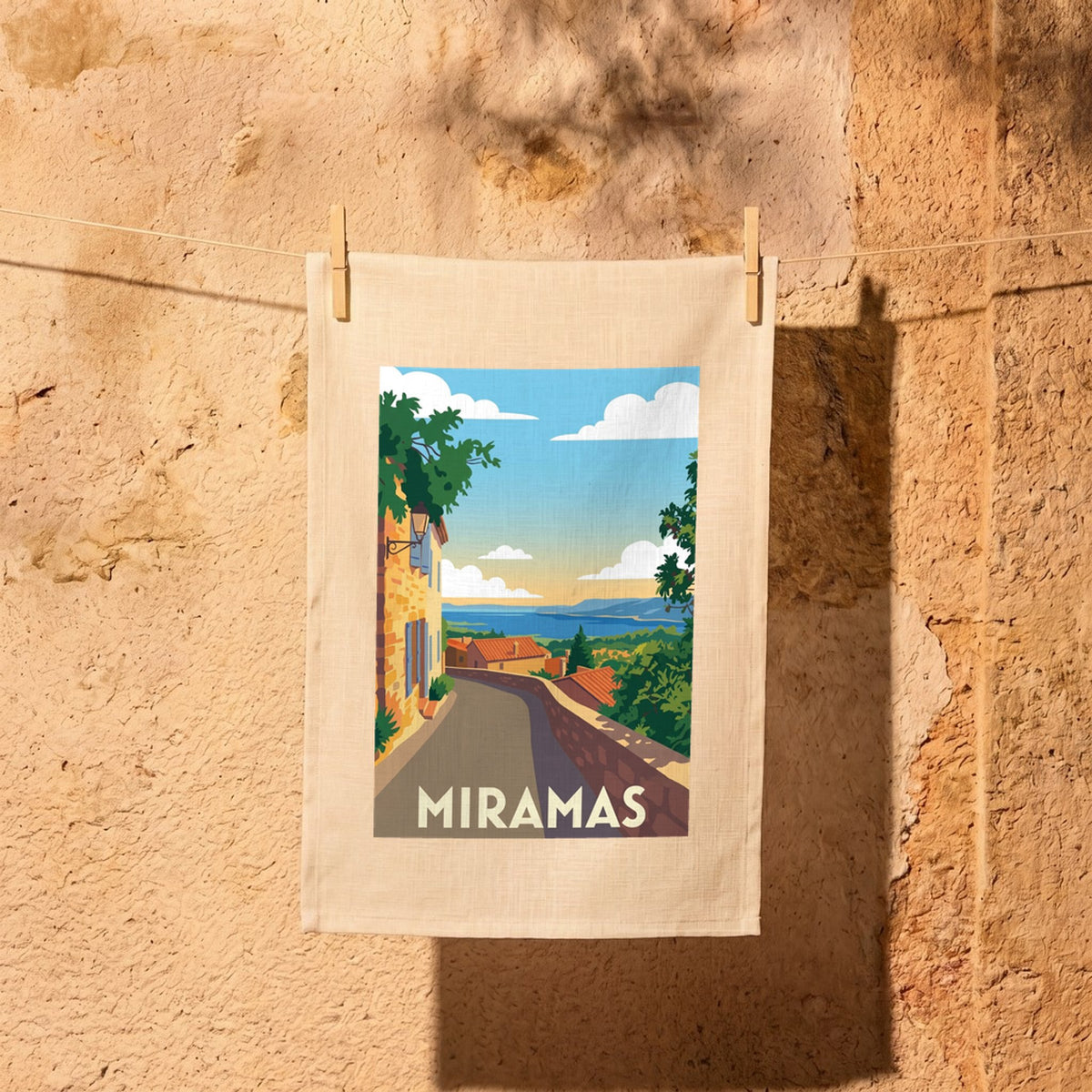 Torchon souvenir de la ville de Miramas avec une illustration stylisée.