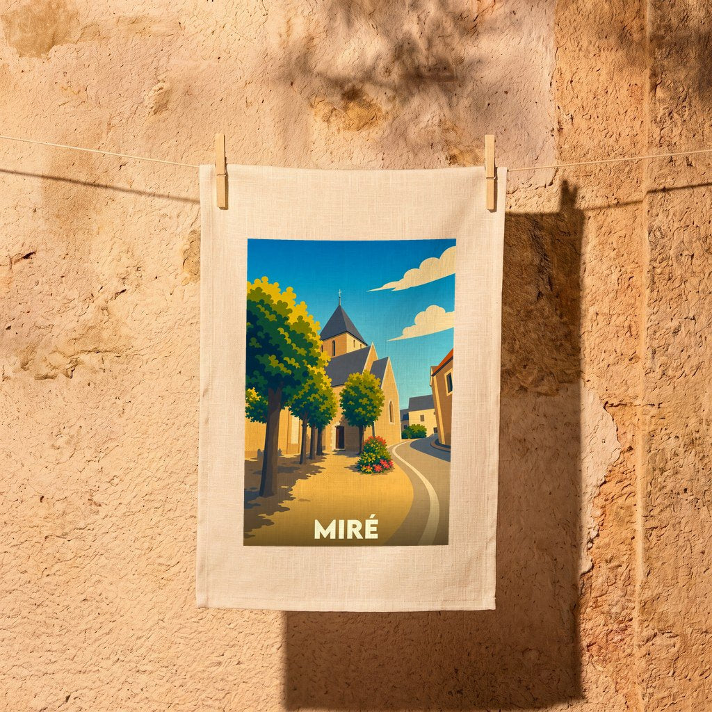 Torchon souvenir de la ville de Miré avec une illustration stylisée d'une rue de village et de son église.
