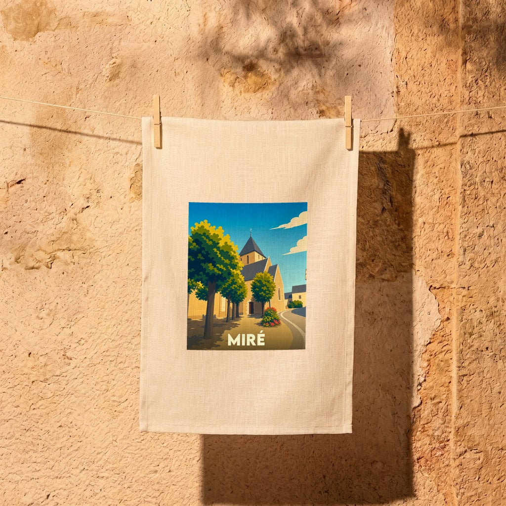 Torchon souvenir de la ville de Miré avec une illustration stylisée d'une rue de village et de son église.