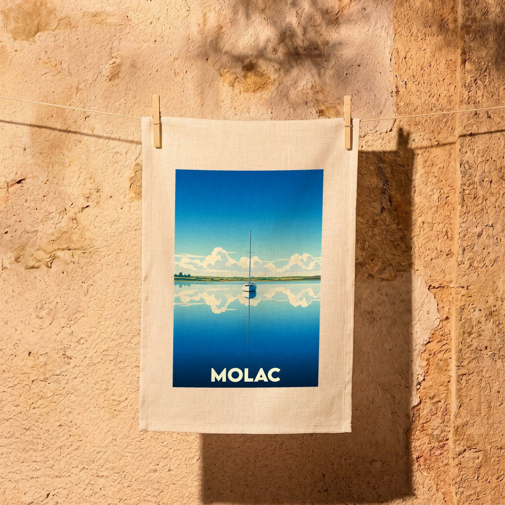 Torchon souvenir de la ville de Molac avec une illustration stylisée représentant un voilier sur un lac calme.