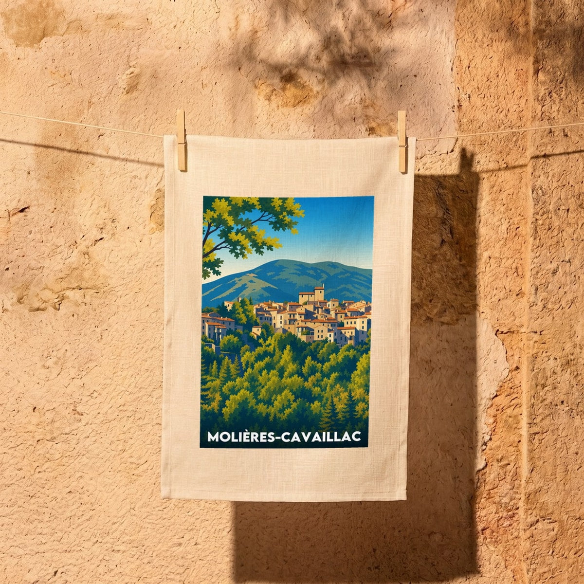 Torchon souvenir de la ville de Molières-Cavaillac avec une illustration stylisée du village.