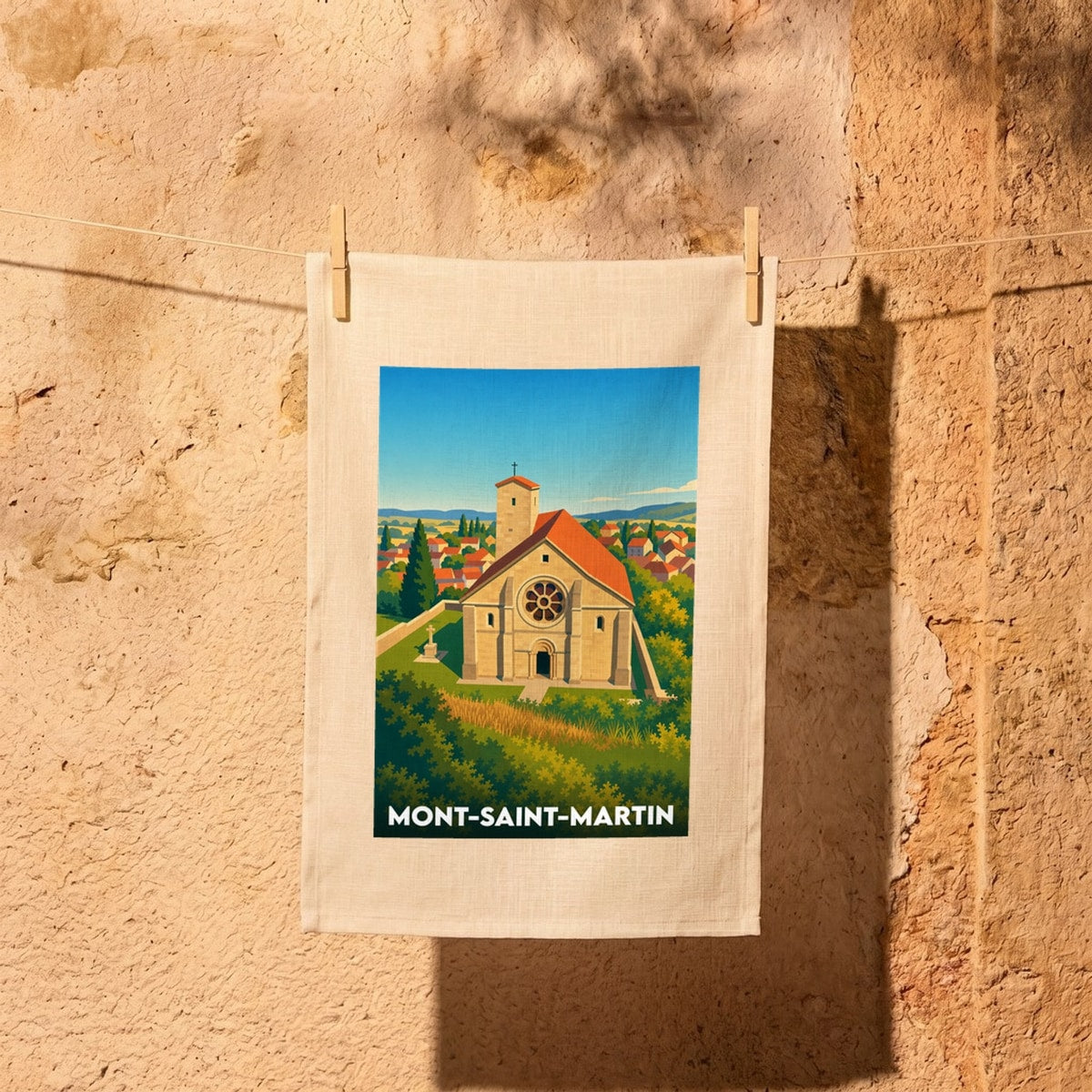 Torchon souvenir de la ville de Mont-Saint-Martin avec une illustration stylisée de son église et de ses paysages.