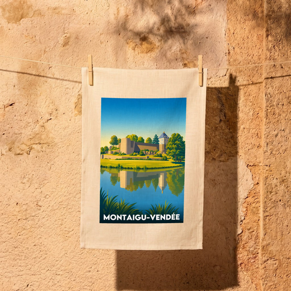 Torchon souvenir de la ville de Montaigu-Vendée avec une illustration stylisée de son château et de ses remparts au bord de l'eau.