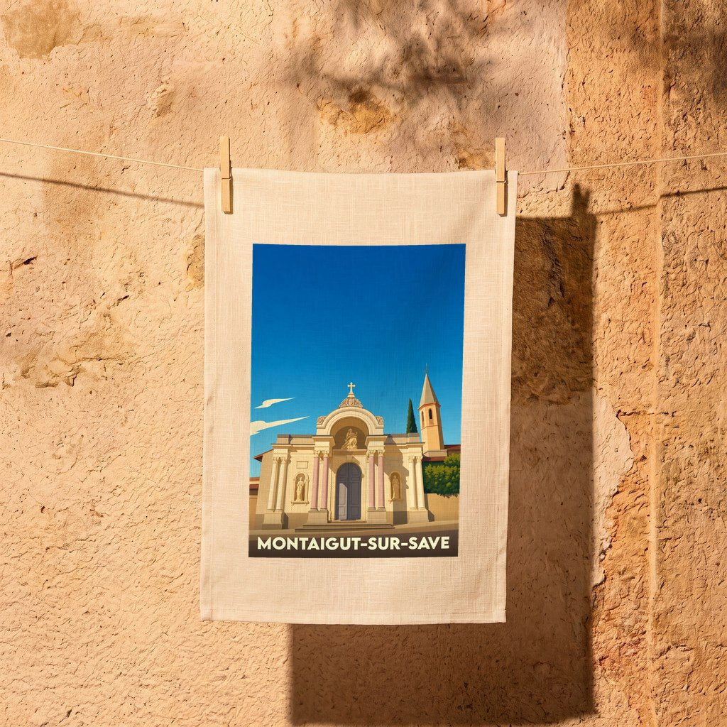 Torchon souvenir de la ville de Montaigut-sur-Save avec une illustration stylisée de sa chapelle.