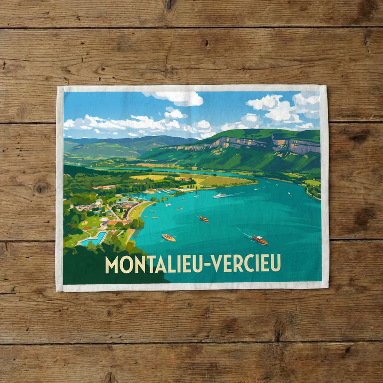 Torchon souvenir de la ville de Montalieu-Vercieu avec une illustration stylisée d'un paysage de rivière et de montagnes.
