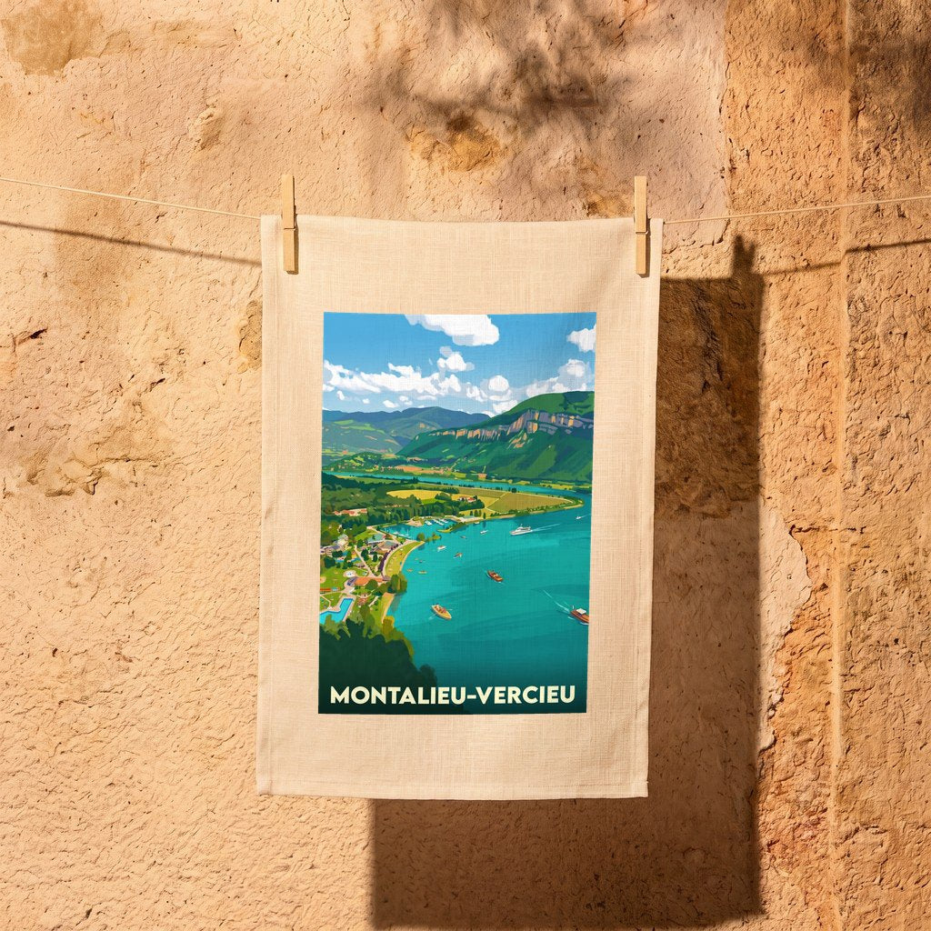 Torchon souvenir de la ville de Montalieu-Vercieu avec une illustration stylisée d'un paysage de rivière et de montagnes.