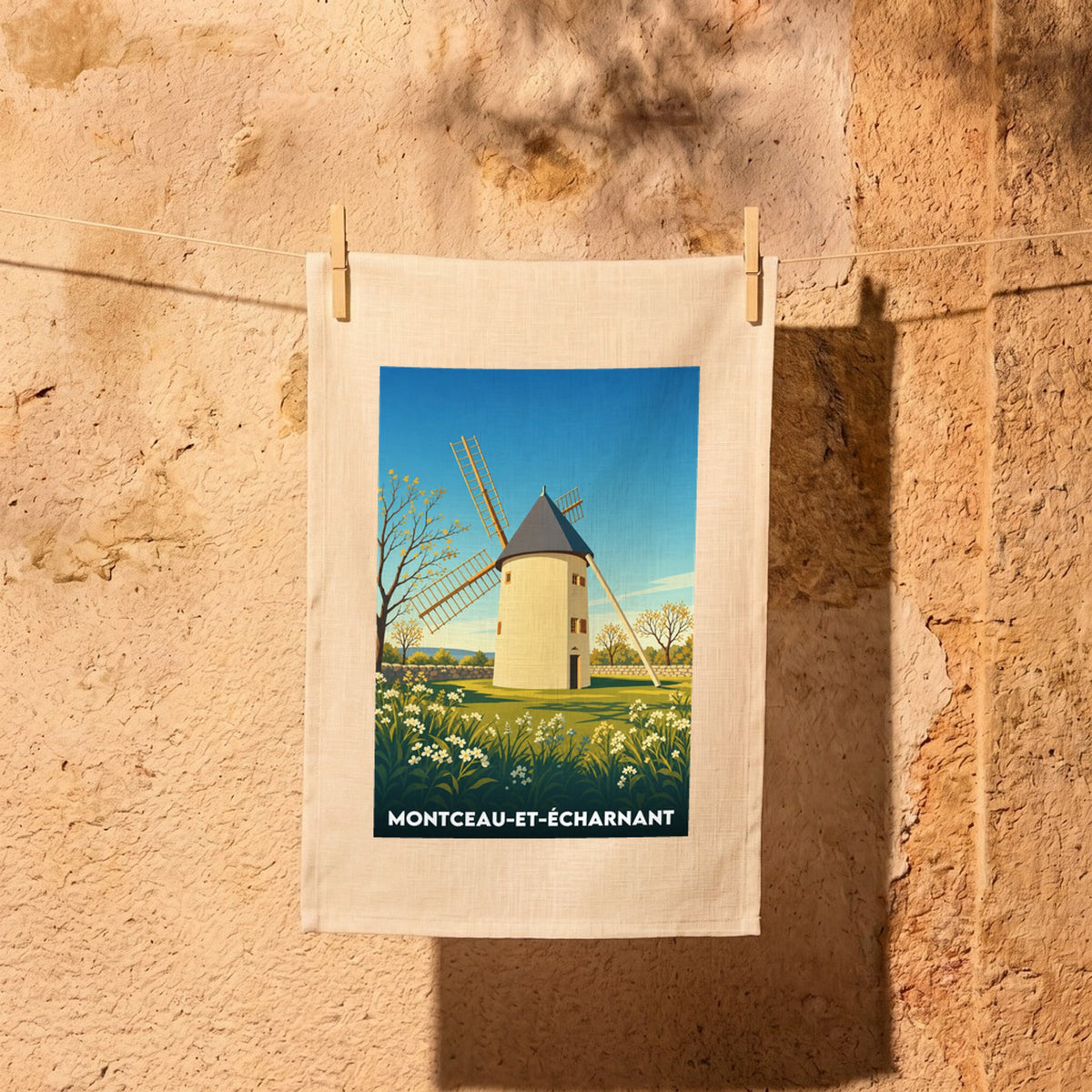 Torchon souvenir de la ville de Montceau-et-Écharnant avec une illustration stylisée d'un moulin.