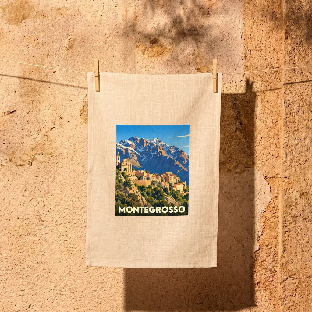 Torchon souvenir de la ville de Montegrosso avec une illustration stylisée d'un village de montagne.