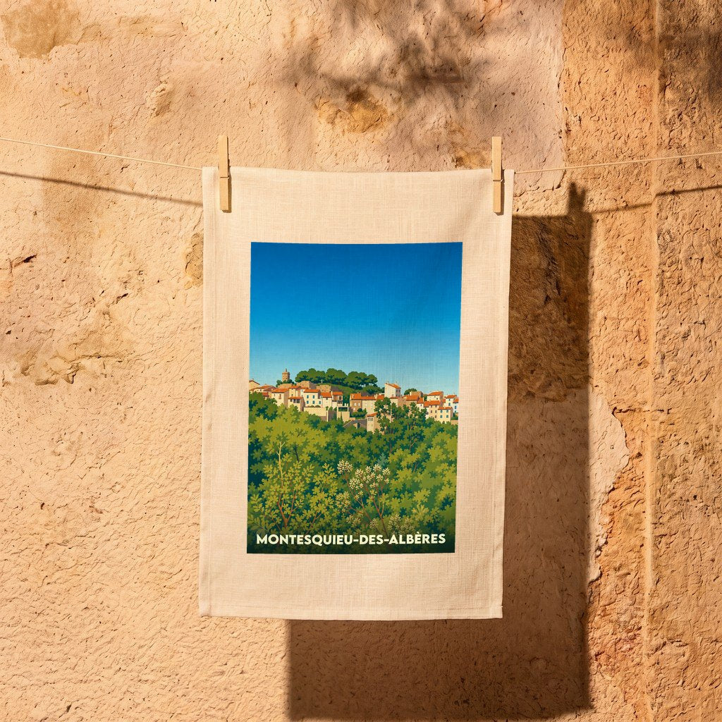 Torchon souvenir de la ville de Montesquieu-des-Albères avec une illustration paysagère stylisée.