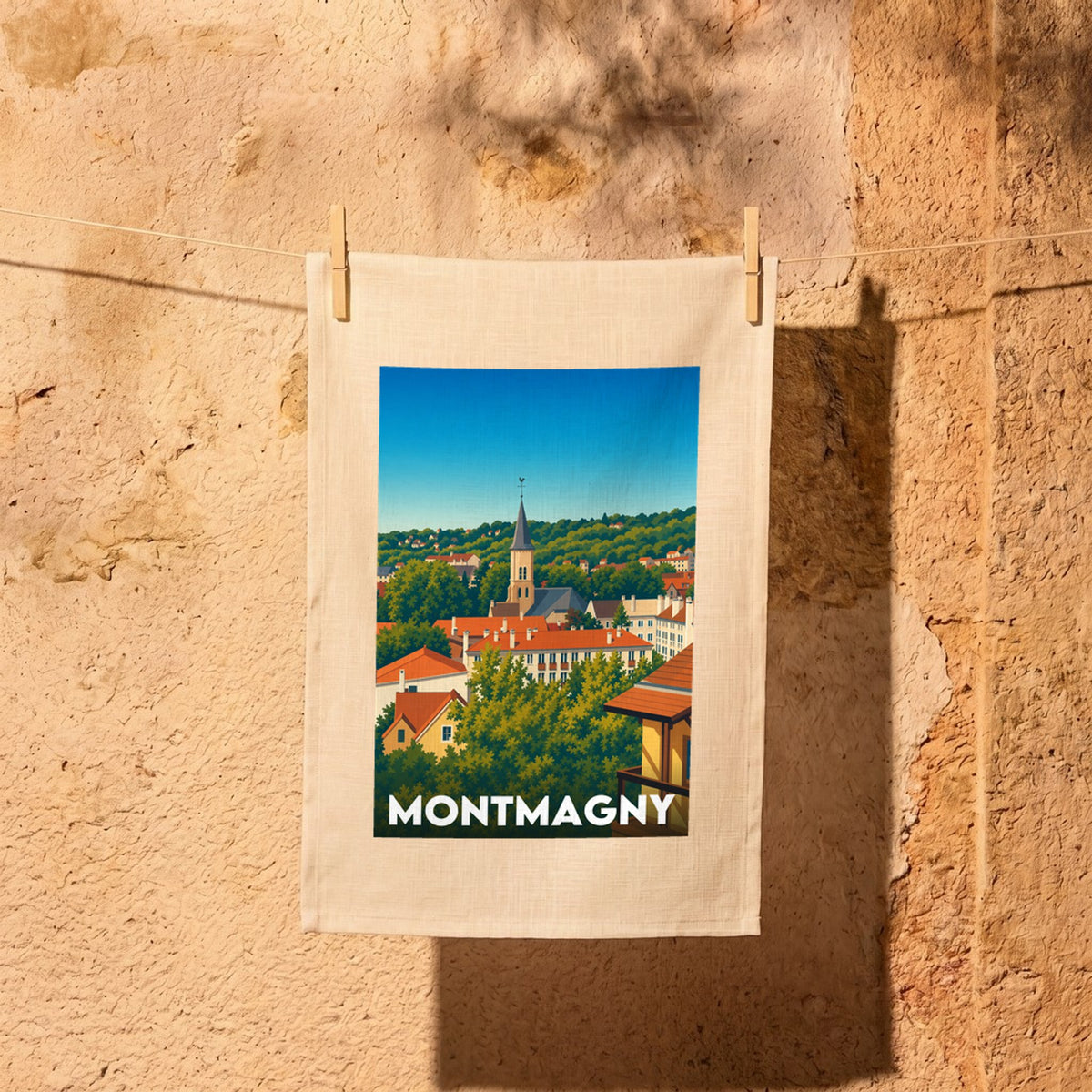 Torchon souvenir de la ville de Montmagny avec une illustration stylisée de ses toits et de son église.