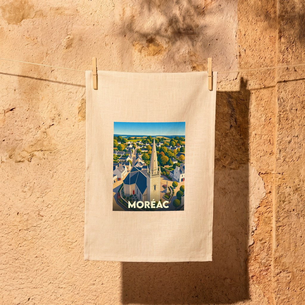 Torchon souvenir de la ville de Moréac avec une illustration stylisée de son église et de ses environs.
