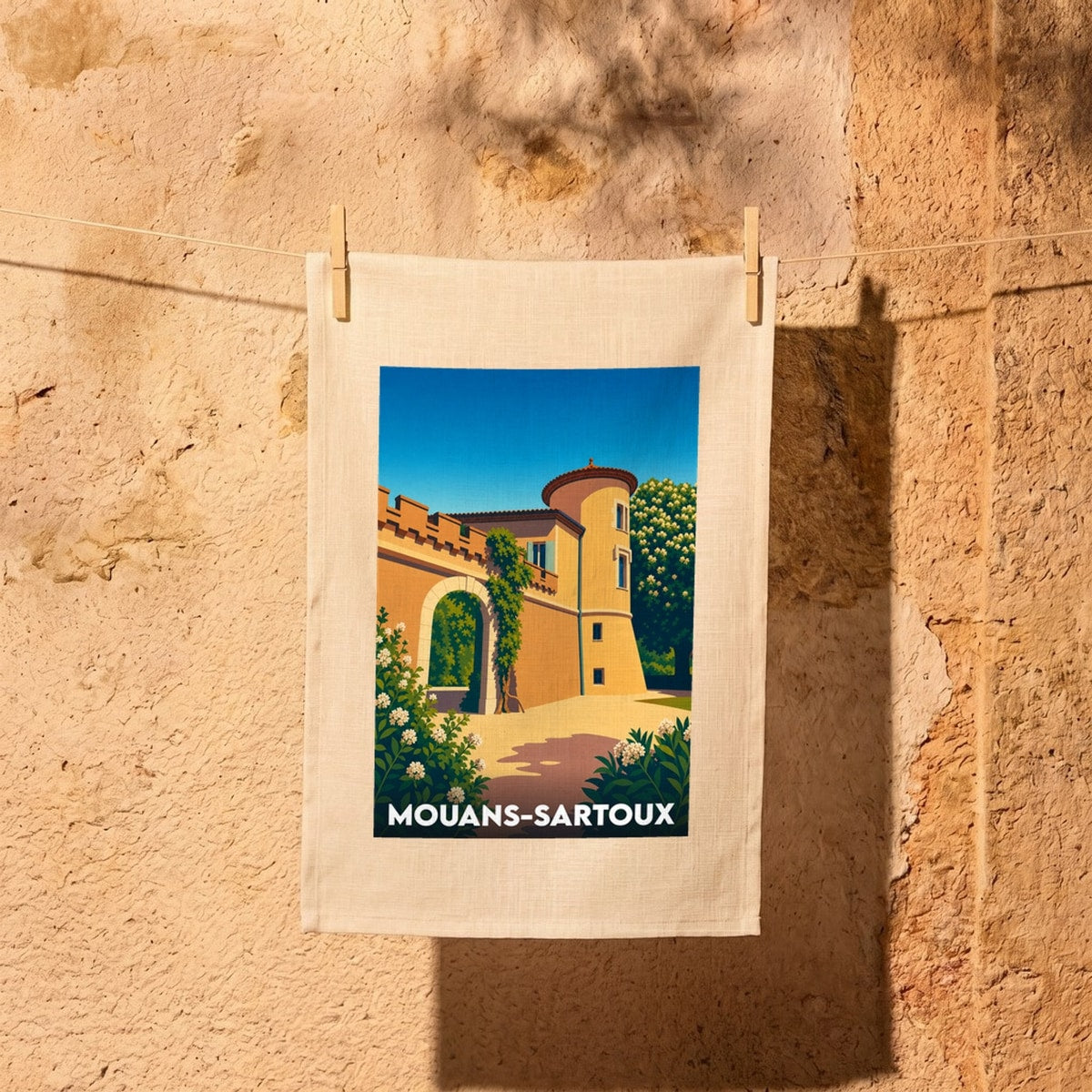 Torchon souvenir de la ville de Mouans-Sartoux avec une illustration stylisée de son château.