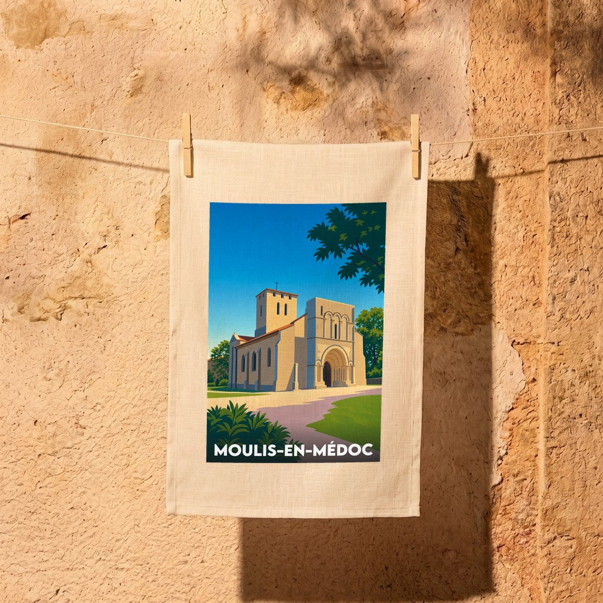 Torchon souvenir de la ville de Moulis-en-Médoc avec une illustration stylisée de son église.