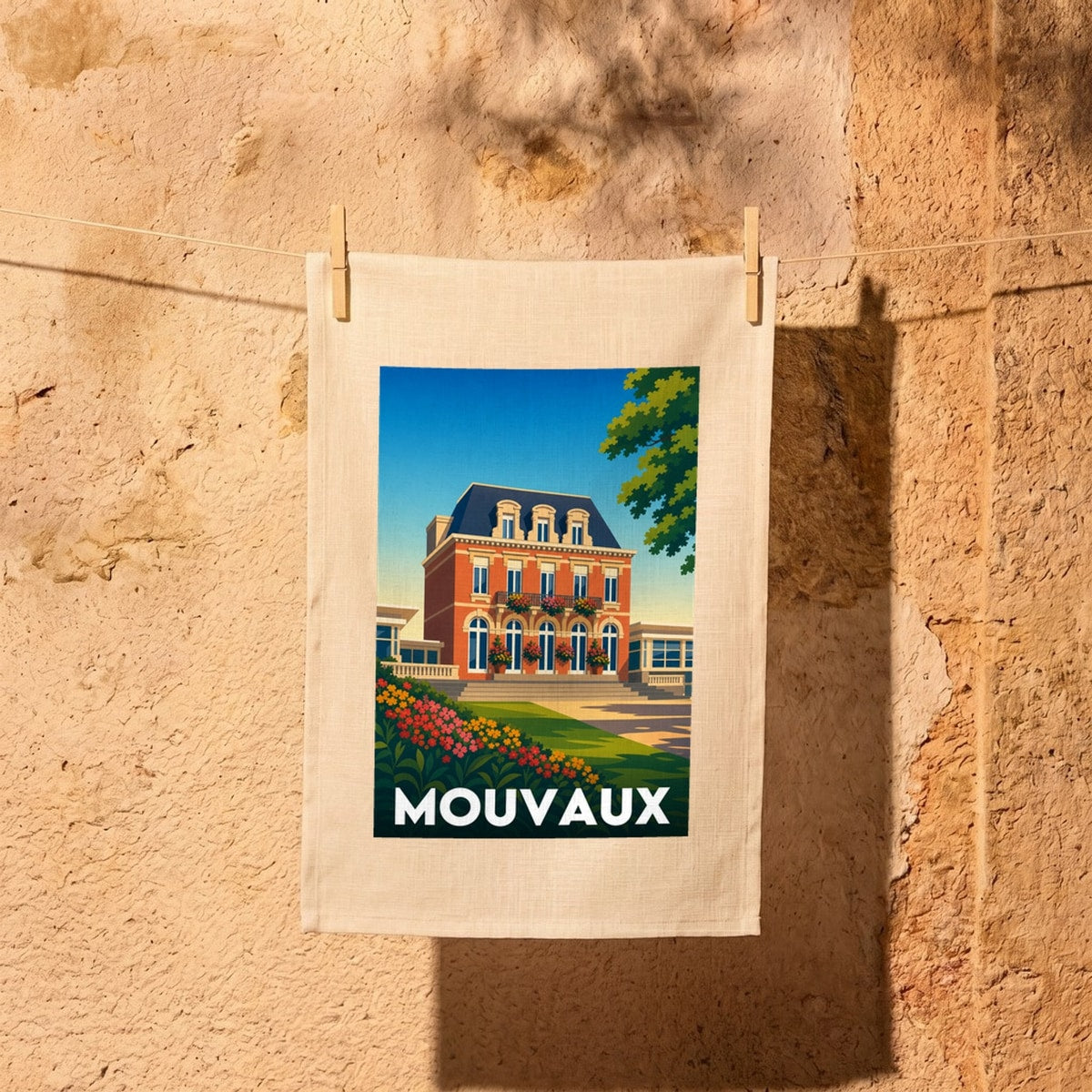 Torchon souvenir de la ville de Mouvaux avec une illustration stylisée d'une grande demeure.